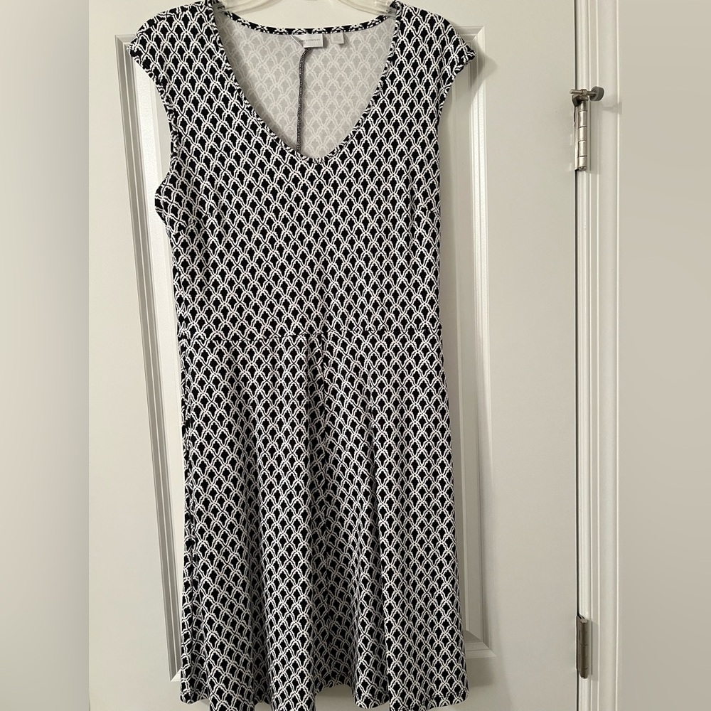 Women's New York & Company Medium Dress. Pullover v-neck. Black/white in color.